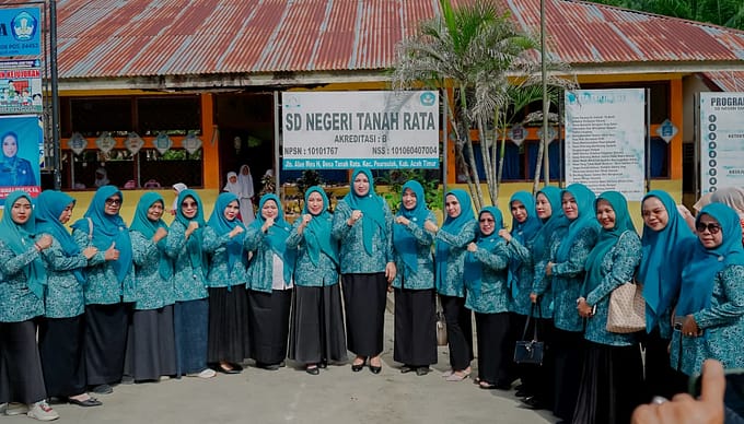 Ketua TP PKK Aceh didampingi Ketua Dharma Wanita Persatuan Aceh Malahayati, mengunjungi SD Negeri Tanah Rata, Gampong Tanah Rata Kecamatan Peureulak