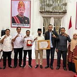 Bupati Al- Farlaky Terima Penghargaan Dari KIA