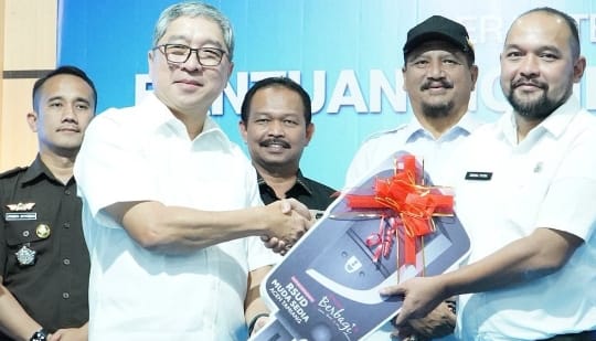 Ketua DPRK Fadlon Dampingi Bupati Armia Terima Ambulans dari Toyota Indonesia