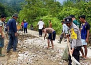 Jum’at Bersih, Personel Polsek Simpang Jernih Gotong Royong Bersama Warga