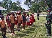 Tumbuhkan Jiwa Nasionalisme dan Cinta Tanah Air, Satgas Pamtas RI-PNG Statis Yonif 643/Wns Latihkan SD Inpres Baris-Berbaris dalam Rangka Upacara Bendera