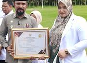 Dokter Di RSUD Zubir Mahmud Terima Penghargaan Nakes Teladan Dari Bupati Al-Farlaky
