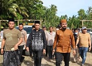 Bupati Al-Farlaky Bawa Bantuan untuk Korban Kebakaran Idi Cut