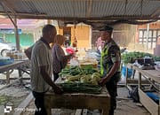Babinsa Desa Mesjid Sungai Itu Giat Komsos, Jalin Keakraban dengan Pedagang Sayur