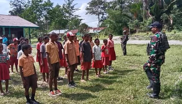Tumbuhkan Jiwa Nasionalisme dan Cinta Tanah Air, Satgas Pamtas RI-PNG Statis Yonif 643/Wns Latihkan SD Inpres Baris-Berbaris dalam Rangka Upacara Bendera