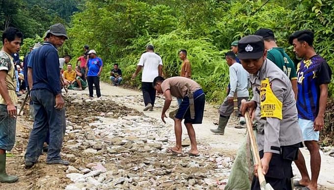 Jum’at Bersih, Personel Polsek Simpang Jernih Gotong Royong Bersama Warga