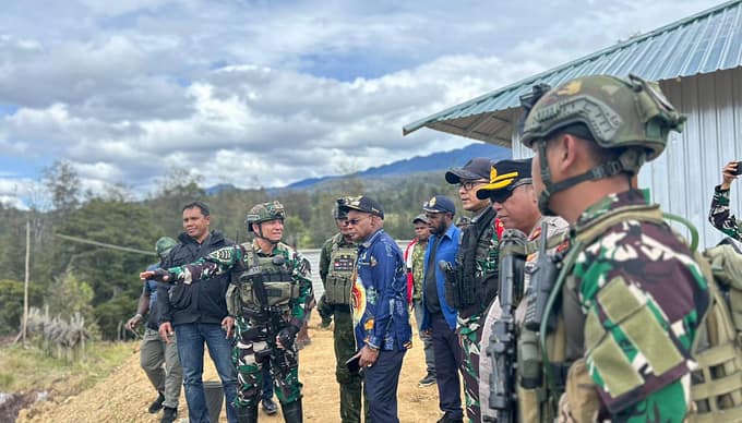 Bupati Puncak Kunjungi Prajurit Satgas Yonif 700/Wyc di Titik Kuat Bendungan, Sinergi Semakin Kuat untuk Membangun Tanah Papua