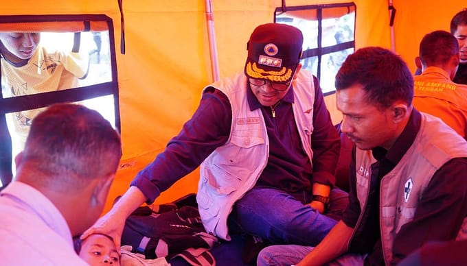 Di Tengah Pemulihan Bencana, Anak-anak Pengungsi Pantan Nangka Jalani Sunat Gratis di Bawah Tenda Oranye BNPB