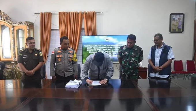 Bupati Ir. H. Tagore Abubakar  Menandatangani berita acara kesepakatan hasil pengkajian kebutuhan pasca bencana (JITUPASNA) dan R3P