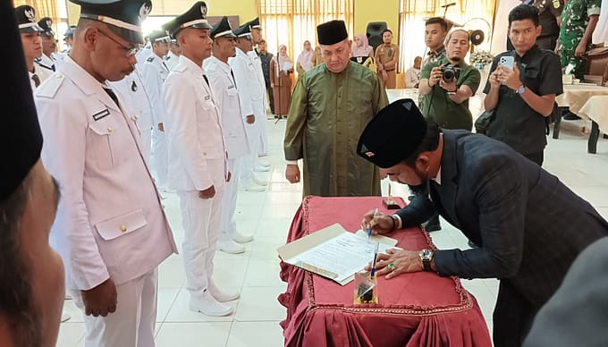 Bupati Al- Farlaky Lantik 106 Keuchik Gelombang III