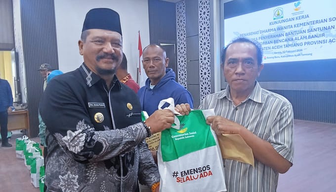 Bupati Armia Fahmi Turut Serahkan Santunan Kematian Korban Bencana Atam bersama Rombongan Mensos RI