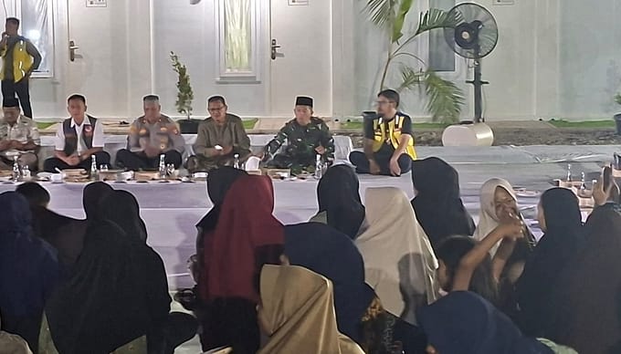 Danramil 02/Krb Sahur dan Subuh Bersama Warga di Huntara II Bareng Menteri PU-RI