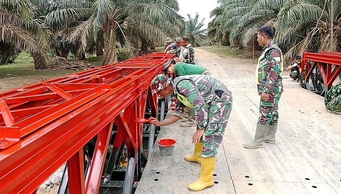 TNI AD Bangun Jembatan Modular di Desa Tanjung Genteng, Prigres Keberhasilan 99 Persen