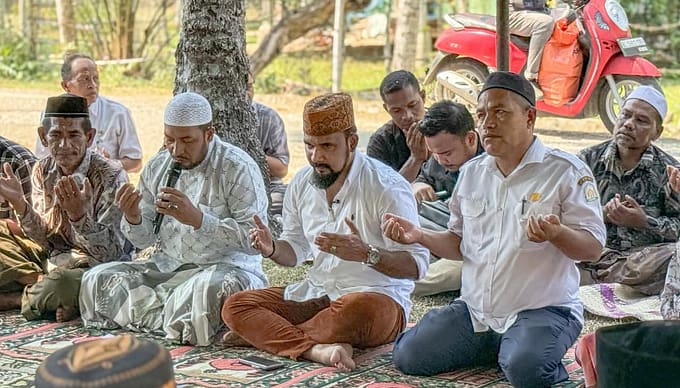 Bupati Al-Farlaky Melayat ke Rumah Empat Pelajar Tenggelam di Perairan Peudawa