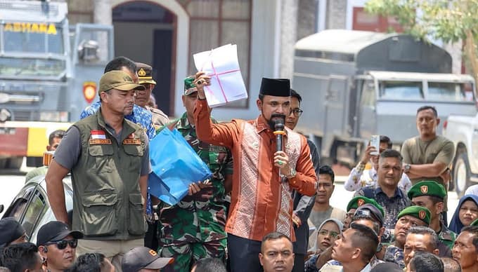 Sambut Pendemo, Bupati Al-Farlaky Jawab Lugas dan Tegas Tuntutan Massa