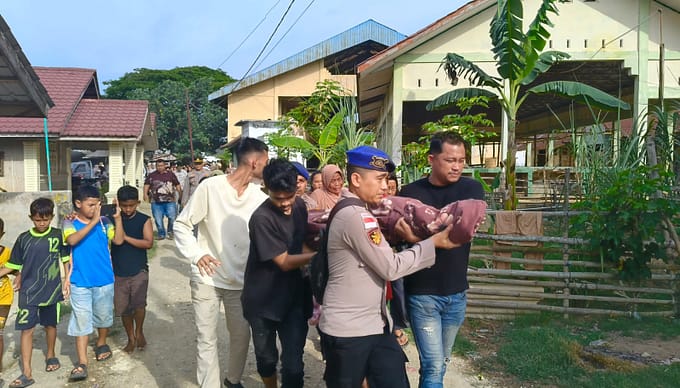 Personel Satpolairud Polres Aceh Timur dan Personel Polsek Idi Rayeuk Evakuasi Temuan Mayat di Sungai Gampong Jawa