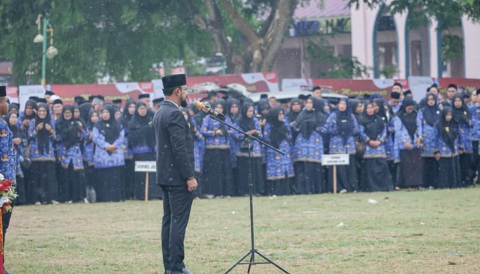 Bupati Al-Farlaky Irup Hardiknas, Pilih Turun Podium Saat Hujan