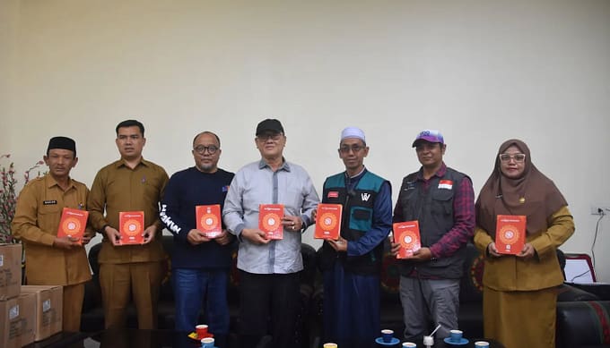 Bupati Ir. H. Tagore Abubakar Terima 100 Wakaf Al-Quran Dari BWA Untuk Masjid Terdampak Bencana Di Bener Meriah