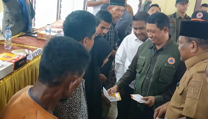 Kepala BNPB Serah Tabungan DTH Untuk Korban Banjir Bandang di Bireuen