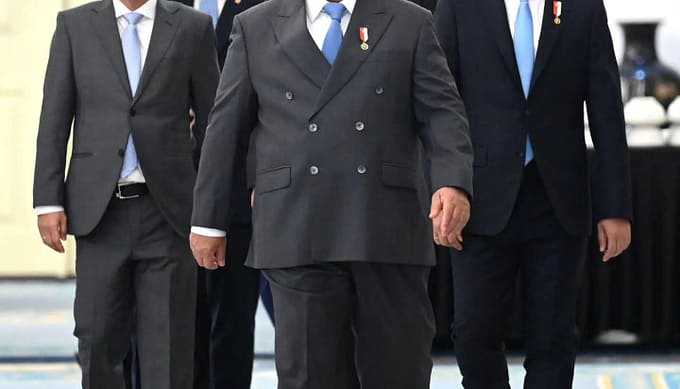 Presiden Prabowo Subianto Menyaksikan Pengucapan Sumpah Adies Kadir Sebagai Hakim Konstitusi di Istana Negara