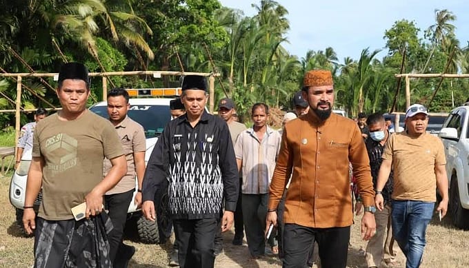 Bupati Al-Farlaky Bawa Bantuan untuk Korban Kebakaran Idi Cut