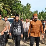 Bupati Al-Farlaky Bawa Bantuan untuk Korban Kebakaran Idi Cut